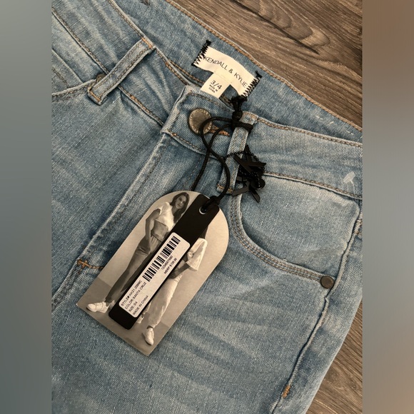 •KENDALL & KYLIE Kotent Mid-Rise Crop Jeans• •NWT•Size 3/4• - Picture 2 of 10